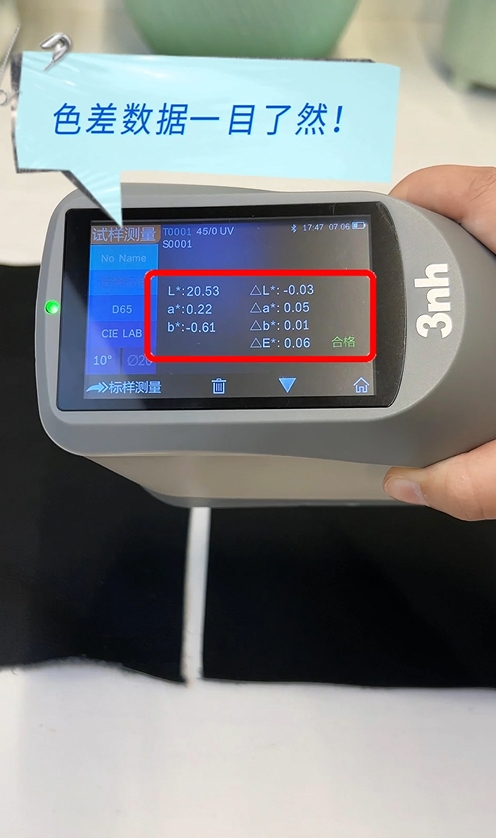 　　皮革是一種廣泛應用于服裝、家具、鞋類、汽車內飾等領域的材質。它主要由動物的皮膚經過鞣制、加工而成，具有優良的耐用性、舒適性和美觀性。皮革的種類繁多，常見的有牛皮、羊皮、豬皮等，每種皮革都有其獨特的紋理和質感。 　　然而，在生產過程中，皮革的色差問題常常困擾著制造商。色差不僅影響產品的美觀度，還可能降低產品的市場價值。因此，如何測量皮革的色差并保證產品色調的統一性，成為了皮革行業亟待解決的問題。 　　首先，我們需要了解色差的概念。色差是指兩個或多個顏色之間的視覺差異，這種差異可能是由于光源、觀察角度、材料本身等因素造成的。在皮革行業，色差主要表現為同一塊皮革的不同部位或不同批次皮革之間的顏色差異。 　　為了測量皮革的色差，我們可以采用專業的色差儀。色差儀能夠準確測量皮革表面的顏色，并將測量結果以數值形式輸出。通過對比不同皮革樣品的色差數值，我們可以判斷其顏色差異的大小。同時，色差儀還可以提供顏色空間分布圖，幫助我們更直觀地了解皮革顏色的分布情況。 　　在測量色差時，我們需要注意以下幾點： 　　保持測量環境的一致性。光源、觀察角度等因素對色差測量結果有很大影響，因此在進行色差測量時，應保持測量環境的一致性，以減少誤差。 　　選擇合適的測量點。在測量皮革色差時，應選取具有代表性的測量點，如皮革的中心部位、邊緣部位等，以全面反映皮革的顏色差異。 　　多次測量取平均值。由于皮革表面可能存在紋理、瑕疵等因素，單次測量可能產生誤差。因此，建議進行多次測量并取平均值，以提高測量結果的準確性。 　　在了解了如何測量皮革的色差后，我們還需要采取措施保證產品色調的統一性。以下是一些建議： 　　嚴格篩選原材料。在采購皮革原材料時，應選擇顏色均勻、無瑕疵的皮革，以降低色差產生的可能性。 　　制定嚴格的工藝標準。在生產過程中，應制定嚴格的工藝標準，確保每道工序都符合質量要求，以減少色差問題的發生。 　　加強質量檢查。在生產過程中，應加強對皮革產品的質量檢查，及時發現并處理色差問題，確保產品色調的統一性。 　　總之，測量皮革的色差并保證產品色調的統一性是皮革行業的重要任務。通過采用專業的色差儀和制定嚴格的生產工藝標準，我們可以有效地降低色差問題，提高產品的質量和市場競爭力。