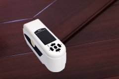 色差儀檢驗(yàn)?zāi)静谋砻嫔? class=